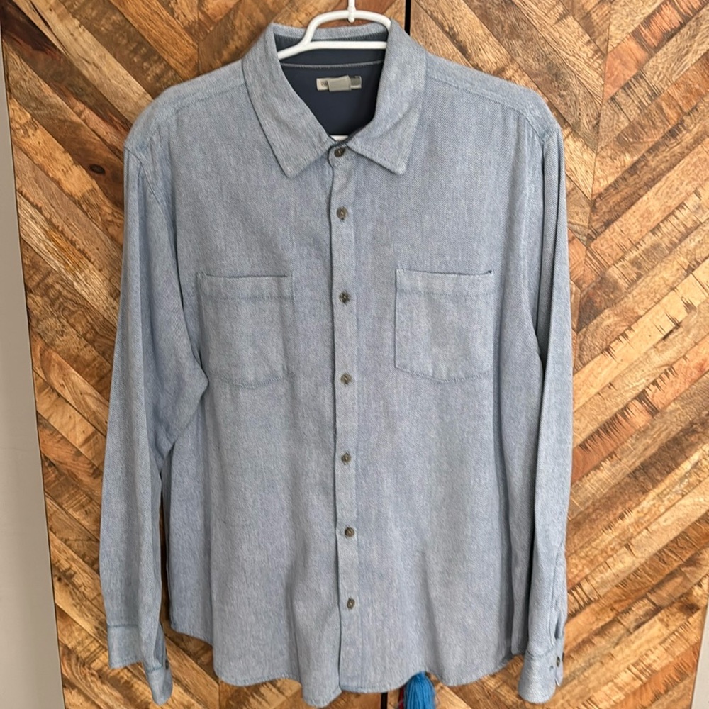 Carbon 2 Cobalt size men’s large, 100% cotton, button-down in like-new, blue